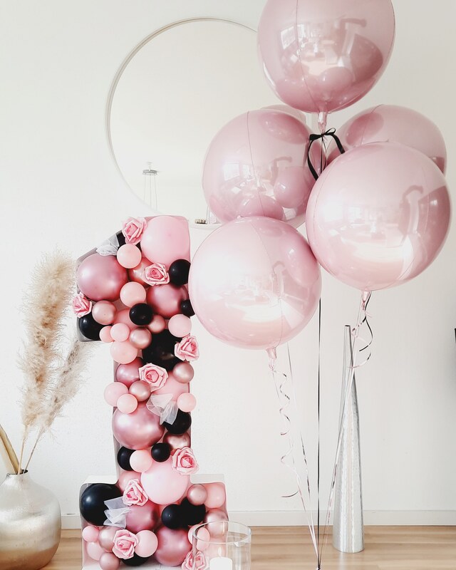 Balloon mosaic birthday decoration, Nikoloon Frames best design awards winner